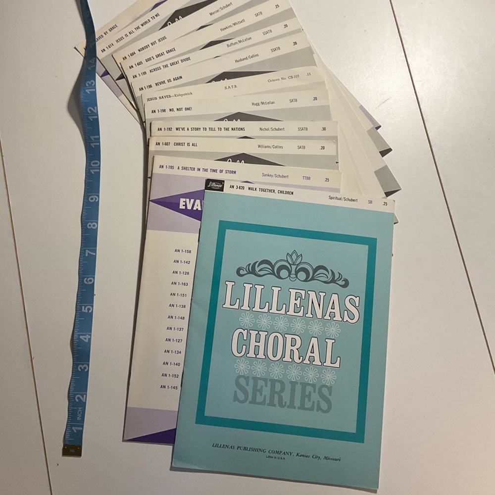 🎶Lillenas Choir sheet music booklets! 12 various songs - Picture 1 of 3